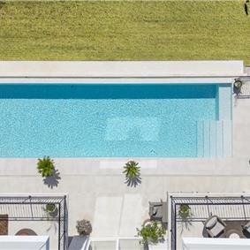 Luxury 4-Bedroom Villa with generous sized Infinity Pool near Buje, Istria. Sleeps 8